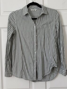 beachlunchlounge Gray and White Striped Men's Button-Down Shirt